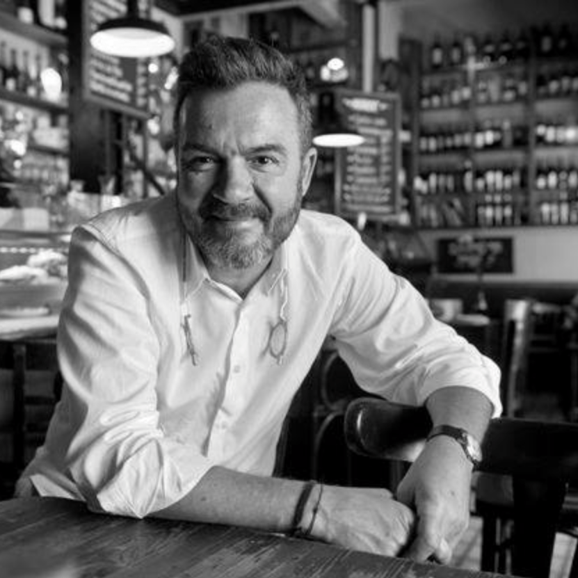 Kim, contractant cambrers de més de 50&nbsp;anys